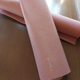 Yogaworks 3.5mm x 2枚※片付け(テーブル立てかけ＋クッション＋長座布団＋ラグカーペット)に余裕をもって予約下さい。 - Rental Space DECO 御徒町＆新御徒町 🌈1名様限定＆✨遮光スクリーンで映画館気分！設備沢山！の室内の写真
