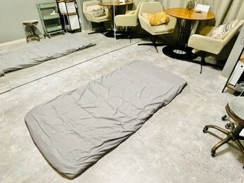 太古式など、床を使う施術用　マットレス
60×90 厚み４cm - Nemica salon 川崎店 レンタルシェアサロン2号店[Nemica川崎1]の室内の写真