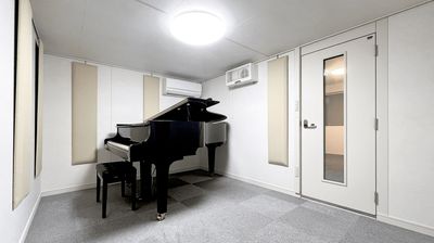 ピアノレンタルスタジオ「エチュード」 Aスタジオ（グランドピアノ6帖）の室内の写真