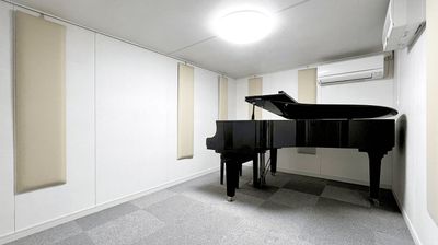 ピアノレンタルスタジオ「エチュード」 Aスタジオ（グランドピアノ6帖）の室内の写真