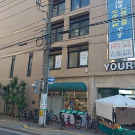 １Fユアーズ幟町店様が目印！ - NPD貸会議室 広島幟町の外観の写真