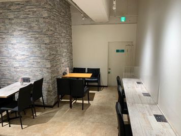 一番奥のスペースで、ロールカーテンを降ろして個室として利用可能です。 - 日本橋Bar 20〜30名様でのプロジェクター使用可能な喫煙スペースの室内の写真