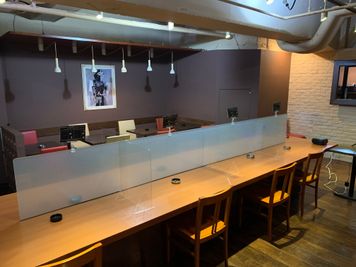 喫煙ルーム内中央テーブルです。 - 日本橋Bar 50～60様用の分煙化された大型スペース(貸切）の室内の写真
