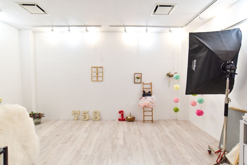 照明設備完備。真っ白な壁のちいさな撮影スタジオ。 - 撮影スタジオ「PhotoStudio MamaHug」