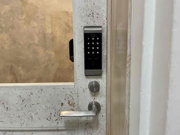 【共通扉には電子錠が設置されています。ご予約時にお伝えする暗証番号を入力し、解錠してお入りください】 - TIME SHARING 渋谷神南 2Aの入口の写真