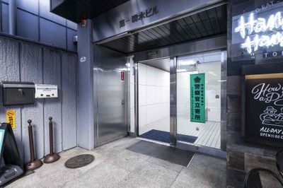 【1階正面入口_ガラス扉からお入りください。「第一清水ビル」が目印です】 - TIME SHARING 渋谷神南 2Bの入口の写真