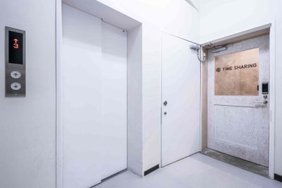 【2階へ上がるとオシャレな共通扉があります。このドアからご入室ください】 - TIME SHARING 渋谷神南 2Bの入口の写真