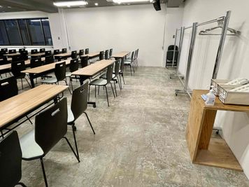 【会議室内は机と壁の間に余裕を持たせているので、室内移動がしやすいです】 - TIME SHARING 渋谷神南 2Bの室内の写真
