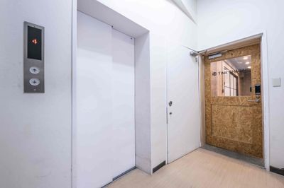【3階へ上がるとオシャレな共通扉があります。このドアからご入室ください】 - TIME SHARING 渋谷神南 3Aの入口の写真