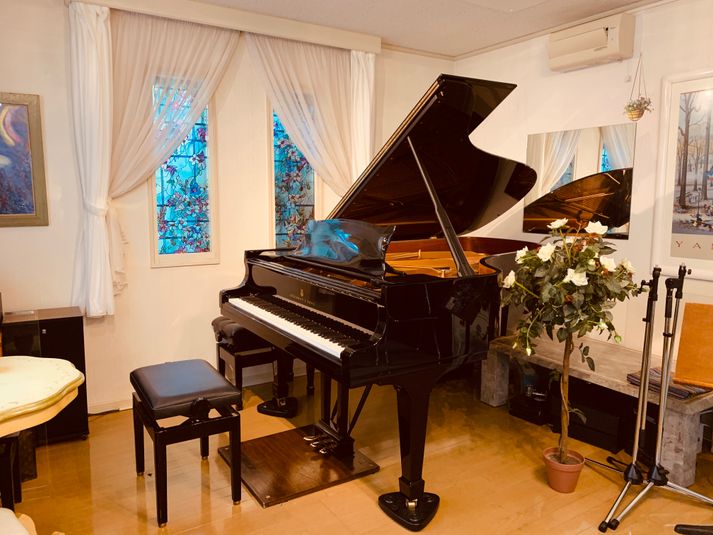 2022年オーバーホール済のスタインウェイピアノです。防音室ですが、響きも良好です - スタジオ檸檬（れもん）の木 スタジオ檸檬の木の室内の写真