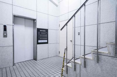 【入口から入ると奥にエレベーター・階段がございます。2階へお上がりください】 - TIME SHARING 渋谷神南 ブースBの入口の写真