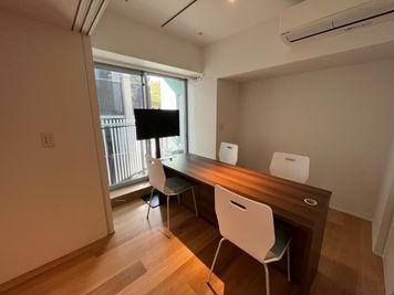 モニター・テーブルセット側写真 - 【閉店】テレワークブース大岡山   202の室内の写真