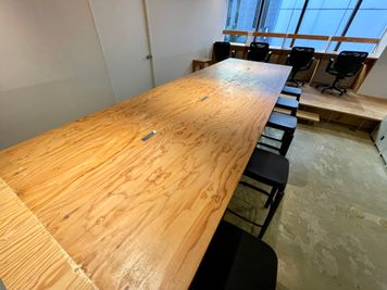 【中央の大きなテーブルにも電源コンセントがあります】 - TIME SHARING 渋谷神南 TIME SHARING WORK 渋谷神南（貸切）の室内の写真
