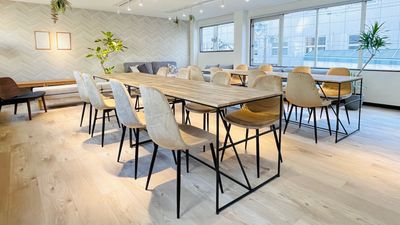 家具のレイアウトも自由自在。
※家具はお2人以上で移動し、退出時に元の位置にお戻しください。 - レンタルスペース Ritzなんば【難波】 1名～20名様専用〈SMILE工房 Ritzなんば〉の室内の写真