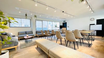 司会台やホワイトボードもご用意しております。 - レンタルスペース Ritzなんば【難波】 1名～20名様専用〈SMILE工房 Ritzなんば〉の室内の写真