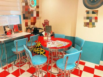 4名様用テーブル席 - アメリカンダイナー「ROOKDINER(ルックダイナー)」 ROOKDINER☆アメリカンダイナー☆レンタルスペースの室内の写真