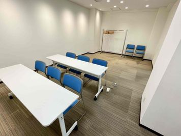 【会議室後方は広く空いているため、ゆったりお使いいただけます】 - TIME SHARING 代々木駅西口前 1階 貸し会議室の室内の写真