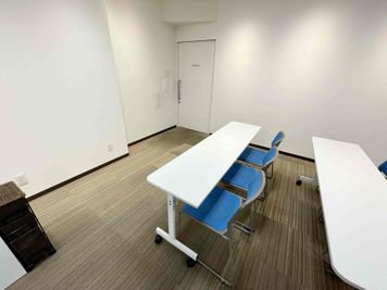 【会議室の右前にはバックヤードの入口があります】 - TIME SHARING 代々木駅西口前 1階 貸し会議室の室内の写真