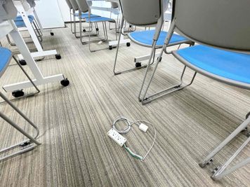 【壁だけでなく床からも電源タップが伸びており、多数の電源コンセントをお使いいただけます。詳細は図面をご覧ください】 - TIME SHARING 代々木駅西口前 1階 貸し会議室の設備の写真