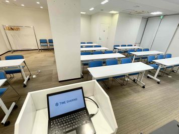 【司会台から全員とコミュニケーションが取れる距離です】 - TIME SHARING 代々木駅西口前 1階 貸し会議室の室内の写真