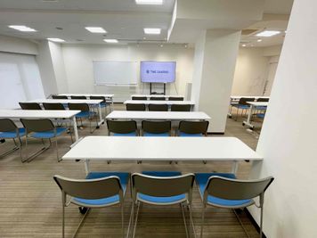 【小～中人数で使いやすい大きさです】 - TIME SHARING 代々木駅西口前 1階 貸し会議室の室内の写真