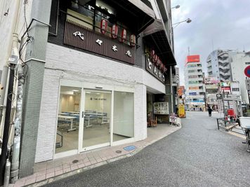 【駅前の路面店なので人通りが多く、様々な用途でお使いいただけます】 - TIME SHARING 代々木駅西口前 1階 貸し会議室の室内の写真