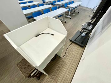 【モニターへは司会台に伸びているHDMIケーブルとPCを繋げるだけで簡単に接続できます】 - TIME SHARING 代々木駅西口前 1階 貸し会議室の設備の写真