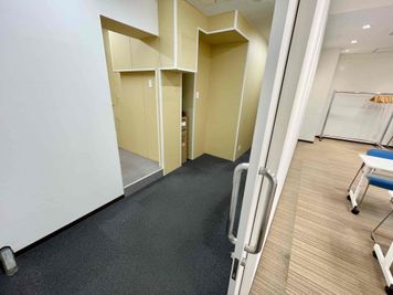 【バックヤードは控室や荷物置き場など自由にお使いください】 - TIME SHARING 代々木駅西口前 1階 貸し会議室の室内の写真