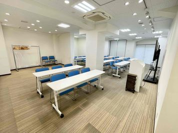 【真ん中の柱を活かして、空間を2つに分けてグループトークなどレイアウトを自由に変更していただけます。※レイアウト変更・原状復帰はお客様自身で行っていただきます】 - TIME SHARING 代々木駅西口前 1階 貸し会議室の室内の写真