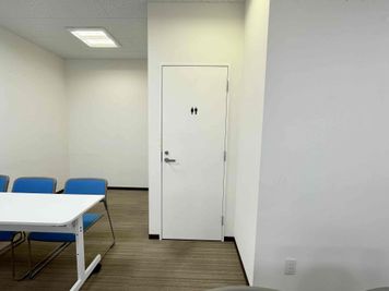 【会議室の後方に男女共用トイレがございます】 - TIME SHARING 代々木駅西口前 1階 貸し会議室の設備の写真