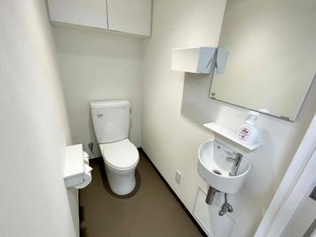 【男女共用トイレ（個室×1）】 - TIME SHARING 代々木駅西口前 1階 貸し会議室の設備の写真