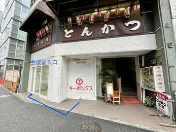 【シャッターに設置しているキーボックスから鍵を取り出し、自動ドアの鍵を解錠してください】 - TIME SHARING 代々木駅西口前 1階 貸し会議室の外観の写真