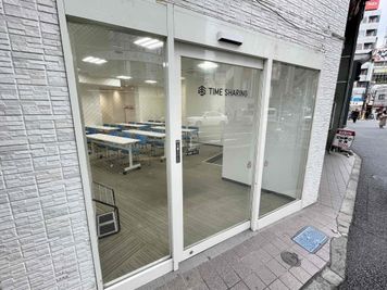 【入口の自動ドアはスイッチを入れて自動開閉にすることが出来ます】 - TIME SHARING 代々木駅西口前 1階 貸し会議室の入口の写真