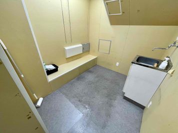 【バックヤード内の流し台スペース】 - TIME SHARING 代々木駅西口前 1階 貸し会議室の設備の写真