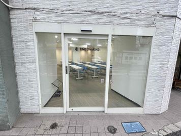 【スペース入口・自動ドア】 - TIME SHARING 代々木駅西口前 1階 貸し会議室の入口の写真