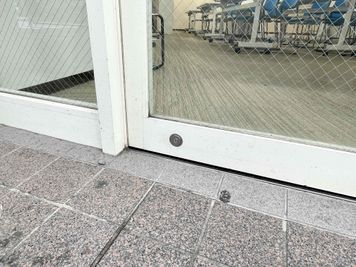 【自動ドアの足元に鍵穴がございます】 - TIME SHARING 代々木駅西口前 1階 貸し会議室の入口の写真