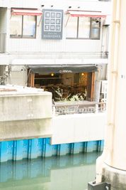 東横堀川沿いの店舗 - カーニバル 【カーニバル】店内着席３０名◆最大４０名のテラス付スペースの室内の写真
