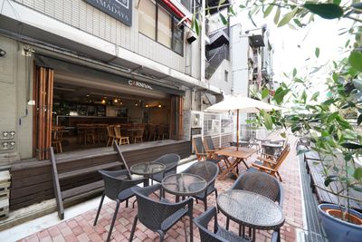 川沿いの遊歩道にテラス席があります。 - カーニバル 7月予約受付中◎【カーニバル】◆最大４０名のBBQテラス付の室内の写真