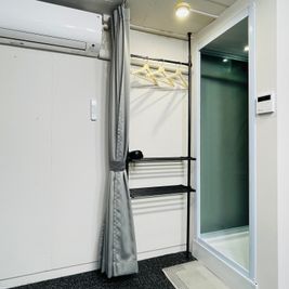 簡易更衣室・エアコン - レンタルジム BLAZE LILLY(ﾌﾞﾚｲｽﾞ ﾘﾘｰ) 完全個室・完全予約制レンタルジムの設備の写真