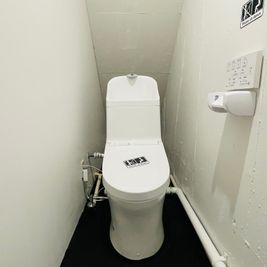 トイレ - レンタルジム BLAZE LILLY(ﾌﾞﾚｲｽﾞ ﾘﾘｰ) 完全個室・完全予約制レンタルジムの設備の写真