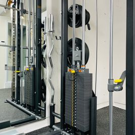 オリンピックWバー(10kg)・ウエイトスタック(両サイド各90kg) - レンタルジム BLAZE LILLY(ﾌﾞﾚｲｽﾞ ﾘﾘｰ) 完全個室・完全予約制レンタルジムの設備の写真