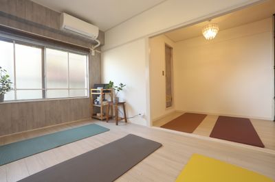 お部屋です（ヨガ・フィットネスでのご利用イメージ）。 - あくびのすき間　芦屋川店 🚩新規OPEN レンタルスタジオの室内の写真