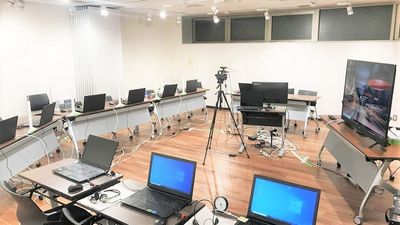 オンラインでの報告会、協議会などにもご利用いただけます - レンタルスペース＆撮影・配信スタジオ　LiLeaS（ライラス） 	RoomG | 会議・研修で使えるスペース。撮影・配信にもの室内の写真