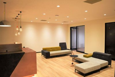 共有スペース内のソファはご利用様はご自由に利用頂けます - レンタルスペース＆撮影・配信スタジオ　LiLeaS（ライラス） 	RoomG | 会議・研修で使えるスペース。撮影・配信にもの室内の写真
