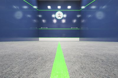 ブルー仕上げのスカッシュコートです - パブリックスカッシュコート　ドルフィンスカッシュクラブ　YMB パブリックスカッシュコート　ドルフィンスカッシュクラブ　の室内の写真