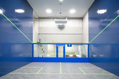 バックウォールガラスはこんな感じです - パブリックスカッシュコート　ドルフィンスカッシュクラブ　YMB パブリックスカッシュコート　ドルフィンスカッシュクラブ　の室内の写真