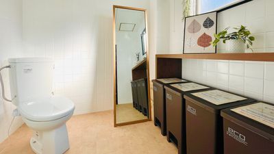 室内のお手洗いも広々として安心してご利用頂けます。 - レンタルスペース Ritzなんば【難波】 21～40名様専用〈SMILE工房 Ritzなんば〉の室内の写真