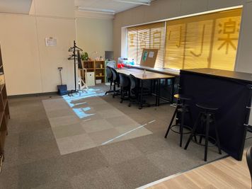 部屋後方。机などはご自由にレイアウトください。 - 楽しい自習室 新栄駅徒歩5分、黒板付きレンタルスペースの室内の写真