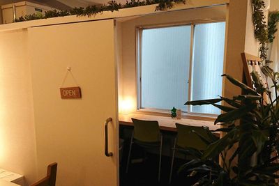 土日祝予約時は個室利用可能！荷物置きや更衣室、授乳室に。 - ROUGHLABO TECH扇町 最大10名収容【ROUGH LABO TECH扇町】の室内の写真