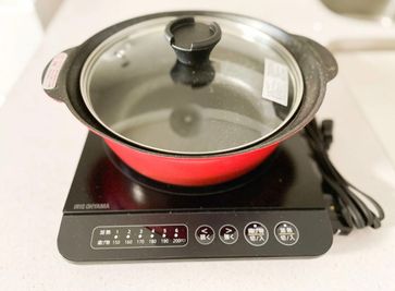 有料で卓上IHコンロでお鍋を囲めます🍲 - 矢場町パーティ608 広いキッチン付きレンタルスペースTHE ROOM矢場町608の設備の写真